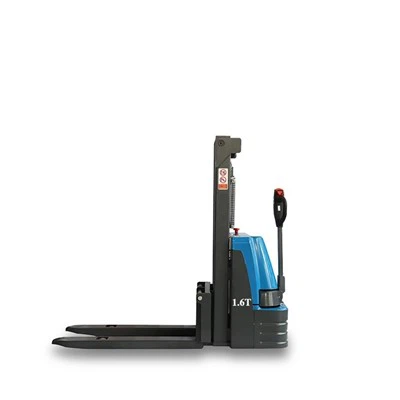 Bagaimana jarak pandang dari posisi operator pada Powered Pallet Stacker?